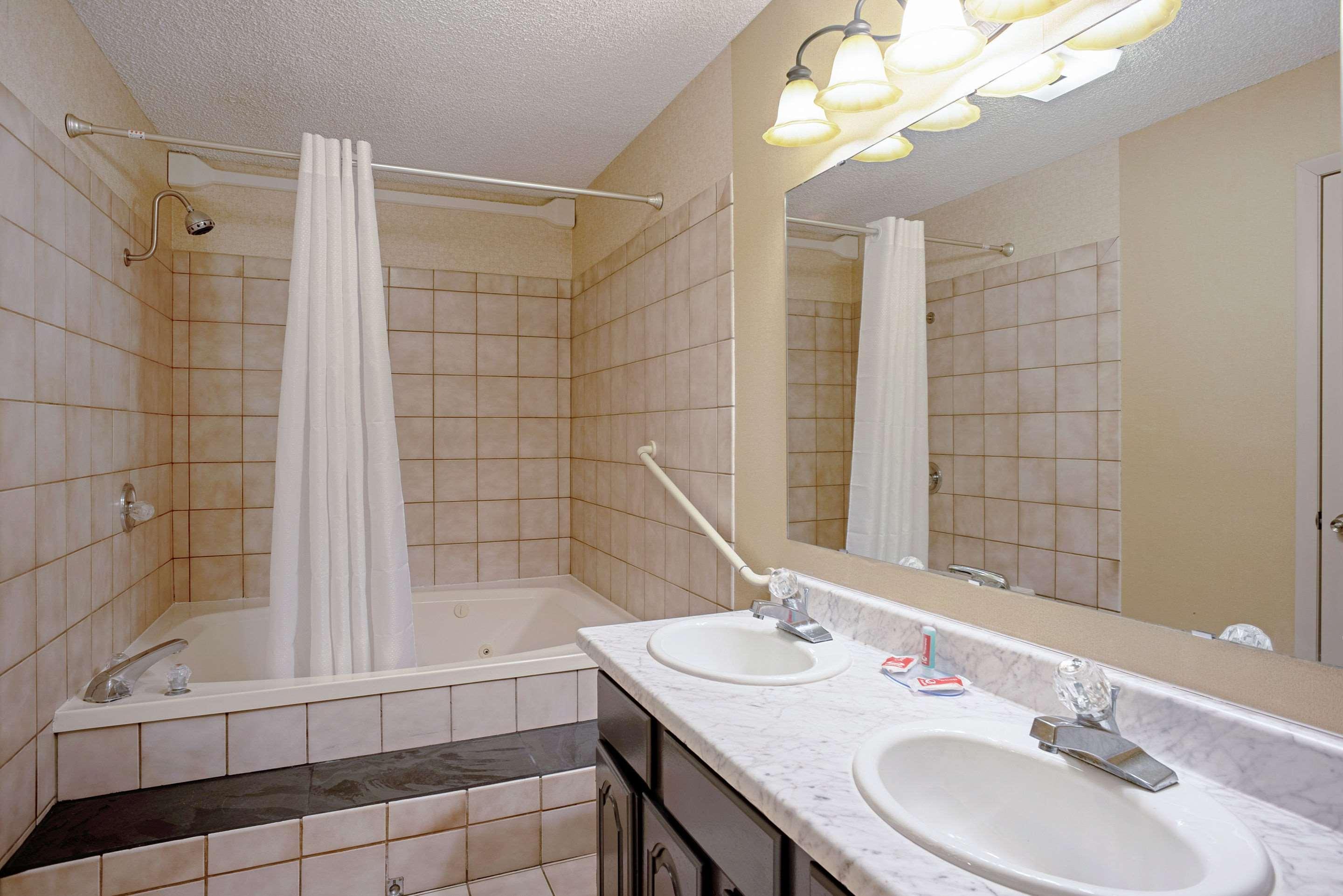 Quality Inn Frontier At Us Hwy 30 Clinton Eksteriør billede