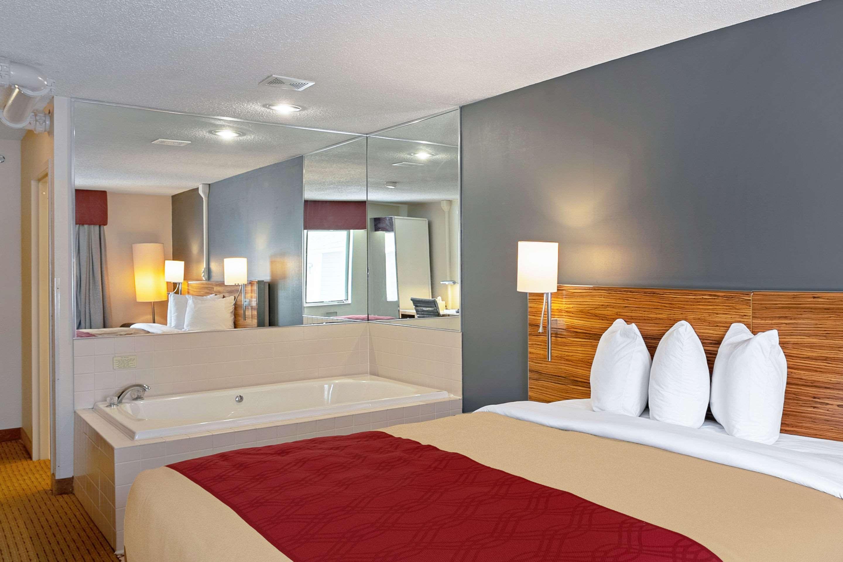 Quality Inn Frontier At Us Hwy 30 Clinton Eksteriør billede