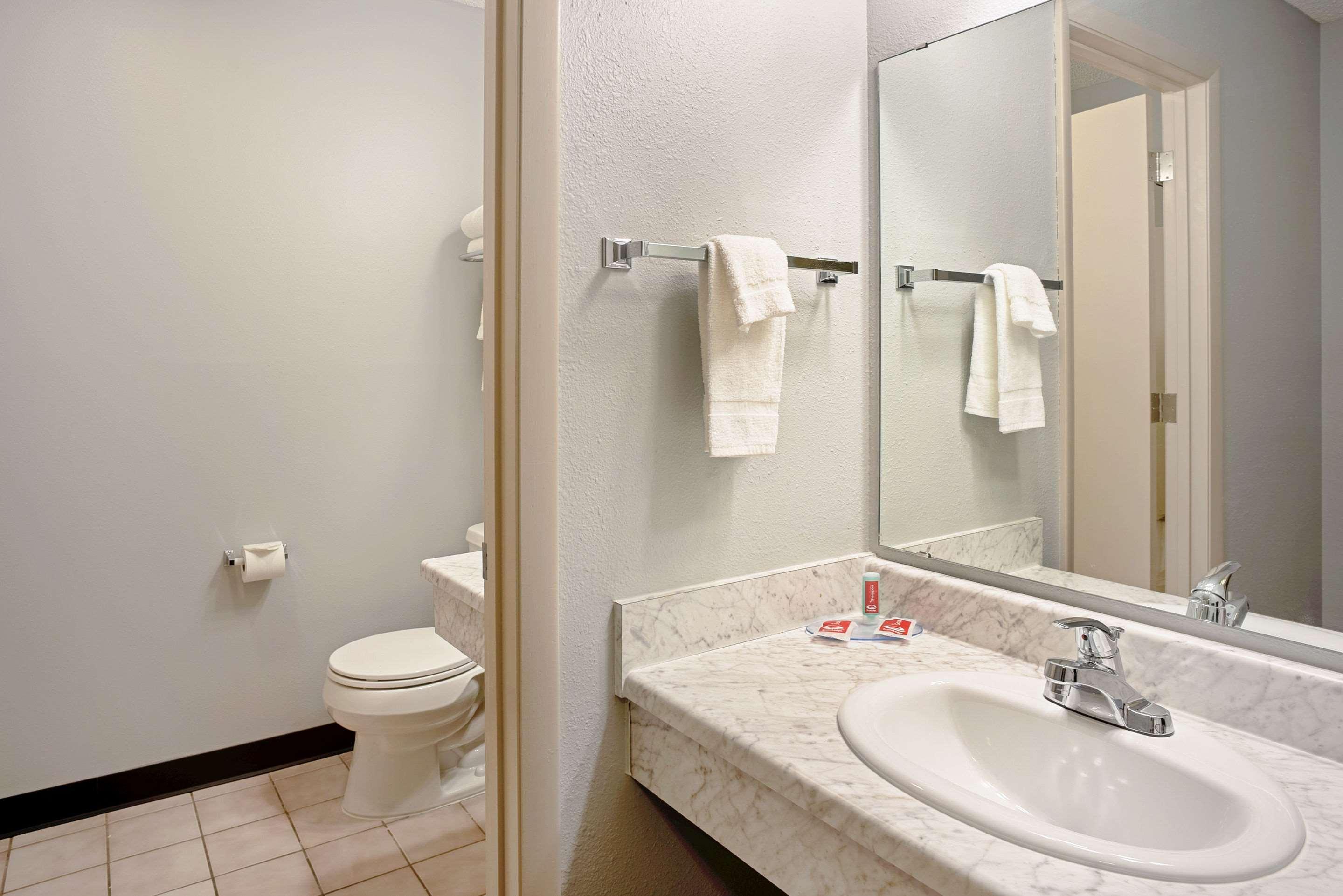Quality Inn Frontier At Us Hwy 30 Clinton Eksteriør billede