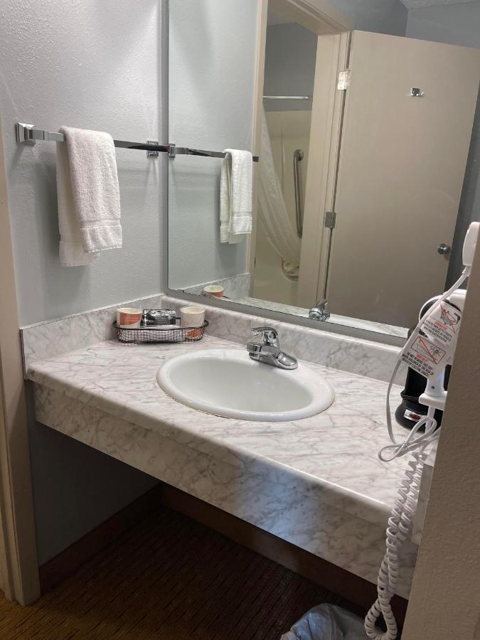 Quality Inn Frontier At Us Hwy 30 Clinton Eksteriør billede